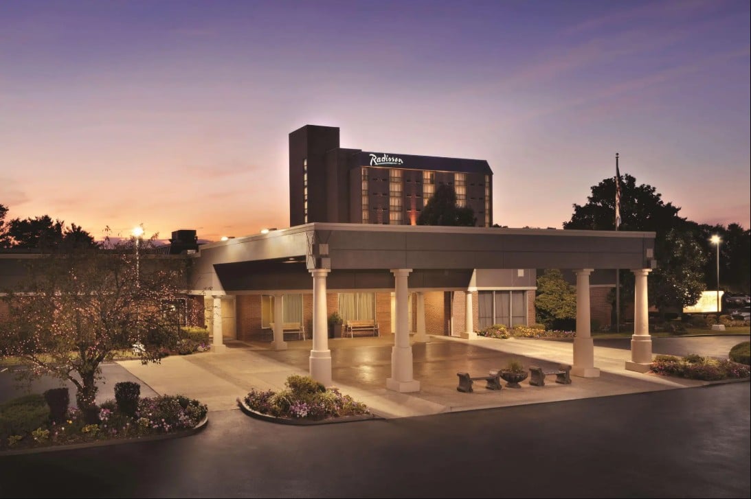 Parking at Radisson Hotel Louisville Airport