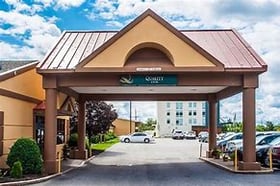 Parking at Buffalo Quality Inn