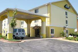 Parking at Days Inn by the Wyndham MCI