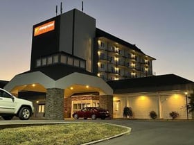 Parking at Orangewood Inn and Suites MCI