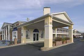 Parking at Days Inn by the Wyndham MCI near Kansas City Airport Parking - Image 1