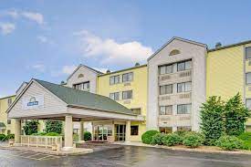 Parking at Days Inn by the Wyndham MCI near Kansas City Airport Parking - Image 2