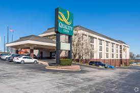 Parking at Quality Inn Florissant STL Airport Hotel near St. Louis Airport Parking  - Image 2