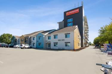 Parking at Orangewood Inn and Suites MCI near Kansas City Airport Parking - Image 2