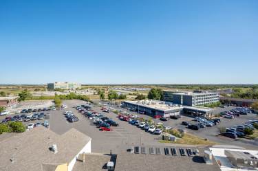Parking at Orangewood Inn and Suites MCI near Kansas City Airport Parking - Image 3