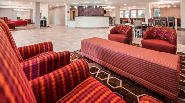 Parking at Orangewood Inn and Suites MCI near Kansas City Airport Parking - Image 4