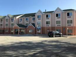 Parking at Days Inn & Suites by Wyndham Tampa near Tampa Airport - Image 1