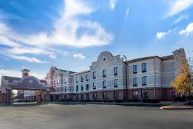 Parking at Comfort Inn & Suites Airport-American Way near Memphis Airport Parking - Image 1